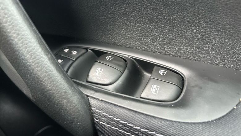 Nissan Qashqai 1.3 DiG-T Acenta Premium 5dr Petrol Hatchback